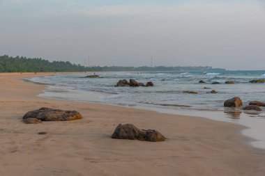 Sri Lanka 'daki Bentota plajında gün batımı.