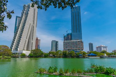 Güney Beira Gölü 'nün arkasındaki Colombo' nun silüeti, Sri Lanka.