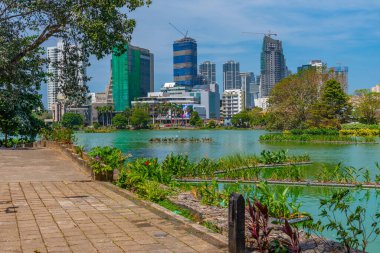 Güney Beira Gölü 'nün arkasındaki Colombo' nun silüeti, Sri Lanka.