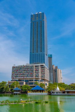 Güney Beira Gölü 'nün arkasındaki Colombo' nun silüeti, Sri Lanka.