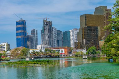 Güney Beira Gölü 'nün arkasındaki Colombo' nun silüeti, Sri Lanka.