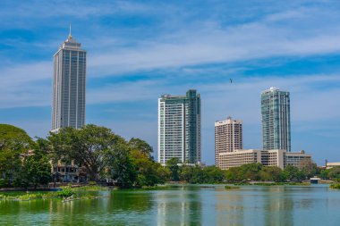 Güney Beira Gölü 'nün arkasındaki Colombo' nun silüeti, Sri Lanka.