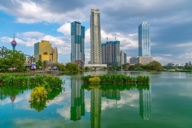 Güney Beira Gölü 'nün arkasındaki Colombo' nun silüeti, Sri Lanka.