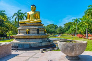 Sri Lanka 'daki Colombo belediye meclisi önünde Buda heykeli.