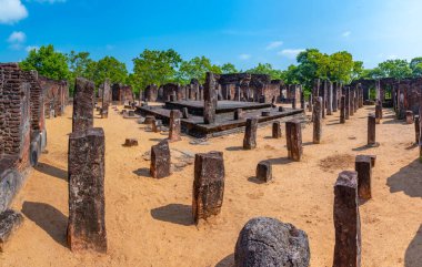 Polonnaruwa, Sri Lanka 'da Alahana Pirivena.