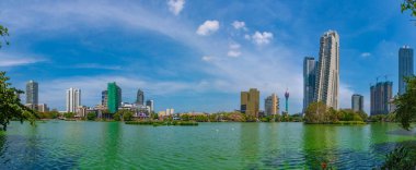 Güney Beira Gölü 'nün arkasındaki Colombo' nun silüeti, Sri Lanka.