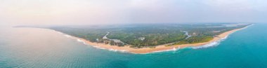 Sri Lanka 'daki Marakolliya plajının günbatımı manzarası.