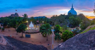 Sri Lanka 'daki Mihintale Budist sitesinde Maha stupa' nın günbatımı görünümü.