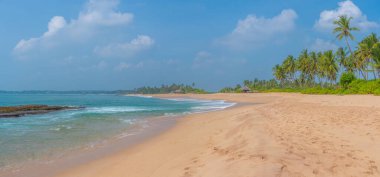 Sri Lanka 'daki Medaketyia plajında güneşli bir gün.