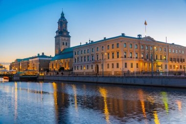 Goteborg belediye binasının, şehir müzesinin ve Christinae kilisesinin günbatımı manzarası, İsveç.
