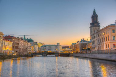 İsveç 'teki Büyük Liman Kanalı' nın (stora hamnkanalen) günbatımı görüntüsü.