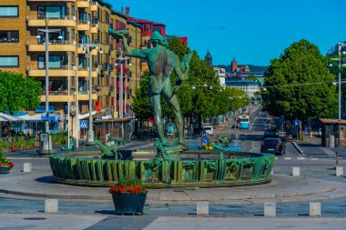 Goteborg, İsveç 'te Poseidon heykeli olan Kungsportsavenyen Bulvarı.
