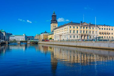 İsveç 'in Göteborg şehrinde büyük liman kanalı (stora hamnkanalen).