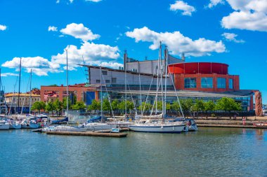 İsveç 'te bir marinanın yanındaki goteborg opera binasının manzarası.