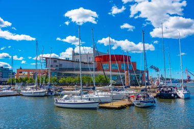 İsveç 'te bir marinanın yanındaki goteborg opera binasının manzarası.