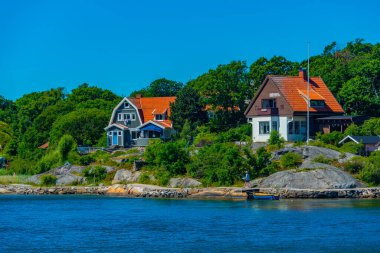 İsveç 'teki Göteborg takımadalarındaki kereste evleri.