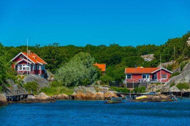 İsveç 'teki Göteborg takımadalarındaki kereste evleri.