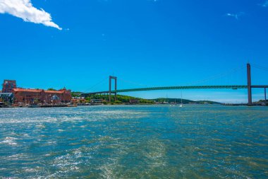 İsveç 'in Goteborg kentindeki lvsborgsbron köprüsü.