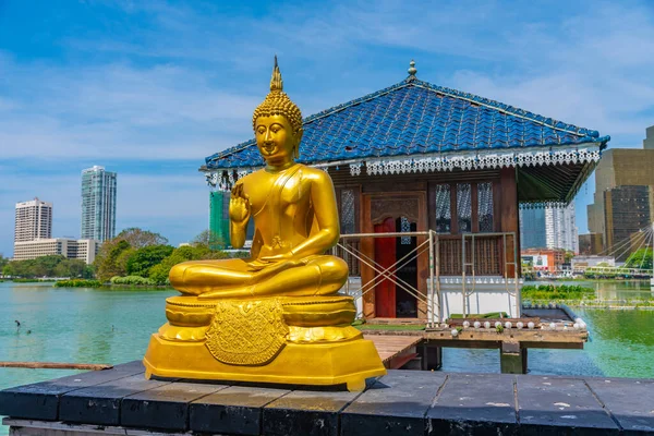 Статуї Золотої Будди Gangarama Seema Malakaya Buddhist Храм Коломбо Шрі — стокове фото