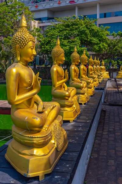 Статуї Золотої Будди Gangarama Seema Malakaya Buddhist Храм Коломбо Шрі — стокове фото