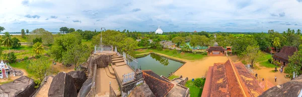 Sanda Hiru Seya Stupa从斯里兰卡Anuradhapura附近的Isurumuniya Rajamaha Viharaya寺庙观看 — 图库照片
