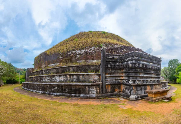 Sri Lanka 'daki Mihintale Budist sitesinde Kantaka Cetiya stupa.