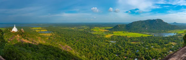 Sri Lanka 'daki Mihintale Budist sahasının havadan görünüşü.