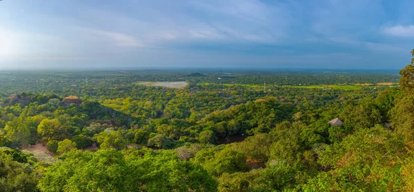 スリランカのMihintory山の近くの緑の風景の空中ビュー — ストック写真