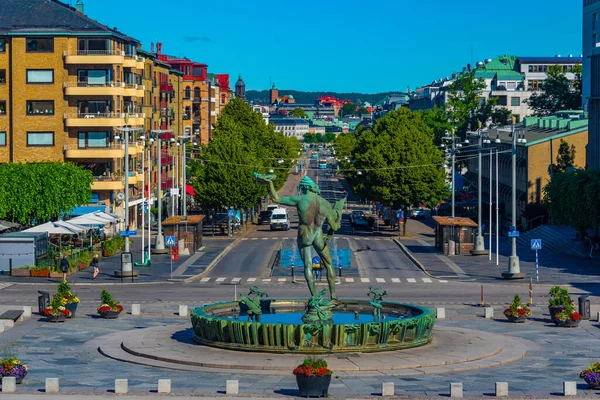 スウェーデンのゴテボルグにポセイドン像のあるKungsportsavenyen大通り — ストック写真