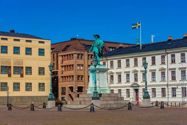 晴れた日にスウェーデンの町ゴテボリでグスタフ アドルフ王の像 — ストック写真