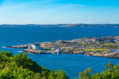İsveç 'te Marstrand yakınlarında Bohuslan kıyıları.