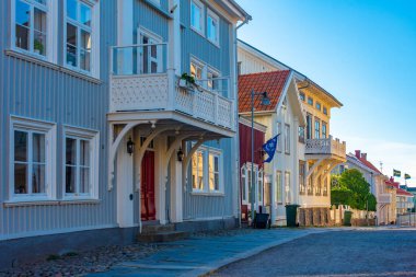 İsveç 'in Marstrand kentindeki tarihi bir caddenin gün batımı manzarası.