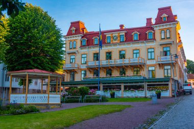 İsveç 'in Marstrand kentindeki tarihi bir caddenin gün batımı manzarası.