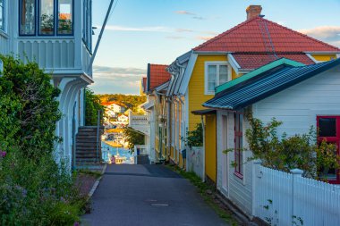 İsveç 'in Marstrand kentindeki tarihi bir caddenin gün batımı manzarası.