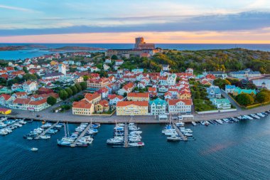 İsveç 'in Marstrand kentinin gün batımı manzarası.