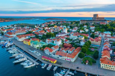 İsveç 'in Marstrand kentinin gün batımı manzarası.