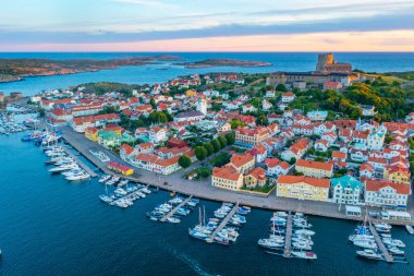 İsveç 'in Marstrand kentinin gün batımı manzarası.