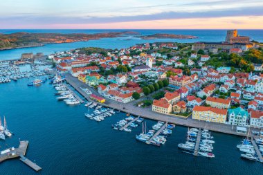 İsveç 'in Marstrand kentinin gün batımı manzarası.