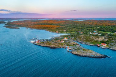 İsveç 'te Marstrand yakınlarında Bohuslan kıyıları.