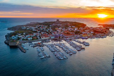 İsveç 'in Marstrand kentinin gün batımı manzarası.