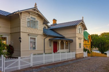 İsveç 'in Marstrand kentindeki tarihi bir caddenin gün batımı manzarası.