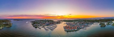 İsveç 'in Marstrand kentinin gün batımı manzarası.