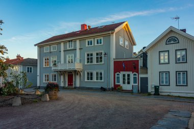 İsveç 'in Marstrand kentindeki tarihi bir caddenin gün batımı manzarası.