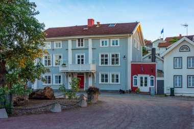 İsveç 'in Marstrand kentindeki tarihi bir caddenin gün batımı manzarası.