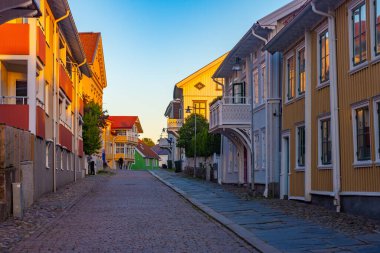 İsveç 'in Marstrand kentindeki tarihi bir caddenin gün batımı manzarası.