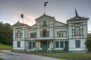 Marstrand 'daki Societshuset binasının günbatımı görünümü.