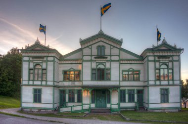 Marstrand 'daki Societshuset binasının günbatımı görünümü.