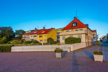 İsveç 'in Marstrand kentindeki tarihi bir caddenin gün batımı manzarası.