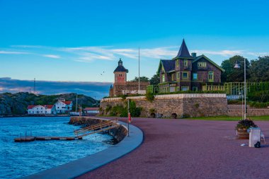 İsveç 'in Marstrand kentindeki tarihi bir caddenin gün batımı manzarası.