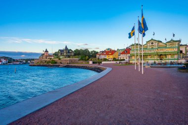 Marstrand 'daki Societshuset binasının günbatımı görünümü.